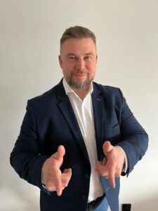 Rozumiem, że jeśli czytasz ten wpis to interesujesz się branża nieruchomości, lub jesteś na etapie
zastanawiania się czy może coś zmienić, a może tez jesteś na samym początku swojej drogi.
Na samym początku miałem wiele wątpliwości, czy ta cała budowlanka jest dla mnie. Niewiele
wiedziałem o tym jakie są procedury, jakie dokumenty będą potrzebne, jakich ludzi wybrać do remontu,
ale zdawałem sobie sprawę, że mam trochę gotówki i nie chce jej stracić. Bałem się zaryzykować,
jednak sytuacja w korporacji zmotywowała mnie do podjęcia tej ważnej decyzji.
Zdawałem sobie sprawę, że wiele wyzwań przede mną. Musiałem znaleźć to pierwsze mieszkanie, to od
którego wszystko się zacznie. Tylko jak szukać, skąd wziąć oferty, gdzie są te perełki?
Kiedy w końcu kupiłem mieszkanie okazało się, że faktycznie niewiele wiem, poruszałem się totalnie po
omacku. Nie widziałem, czy dokonałem wszystkich formalności, czy odwiedziłem wszystkie urzędy.
Najwięcej moich emocji wzbudzała wybrana przeze mnie ekipa, czy wykonuje remont we właściwy
sposób, czy pracują w odpowiednim czasie, w jaki sposób się z nimi rozliczać.
Jak widzisz było mnóstwo pytań, a to dopiero wierzchołek góry lodowej. Następnie odbiór prac pod
majstrów, przygotowanie do sprzedaży, ogłoszenia, pokazywanie mieszkań...
Z perspektywy patrzę i przygotowuje listę błędów jakie zrobiłem. Dzięki temu mogę wyliczyć ile
kosztowało mnie słabe przygotowanie do pracy flipera. Kiedyś, jako młodsza wersja siebie myślałem, że
niepotrzebne mi żadne wsparcie, szkolenie, czy „prowadzenie za rękę. Teraz całkowicie zgadzam się, że
szybciej, taniej i zdecydowanie przyjemniej jest poświęcić czas na pozyskanie wiedzy oraz niezbędnych
kontaktów niż uczyć się na błędach. Przedsiębiorca musi być pragmatyczny, planować swoje wydatki
mądrze, ambitnie, ale nie arogancko. Pieniądze zainwestowane w szkolenia będą kilka razy mniejsze niż
błędy jakie popełnisz idąc na żywioł bez odpowiedniej wiedzy.
Właśnie dlatego stworzyłem stronę flipuje.pl. Chciałbym, żeby było to miejsce, gdzie znajdą swoje
miejsce wszystkie osoby, które efektywnie chcą pracować w branży fliperskiej. Bardzo mocno wierzę w
to, że będę w stanie wesprzeć każdego, kto będzie miał wystarczająco tyle odwagi, żeby zacząć pracę w
nieruchomościach.

Pozdrawiam
Marcin Szczerbaciuk